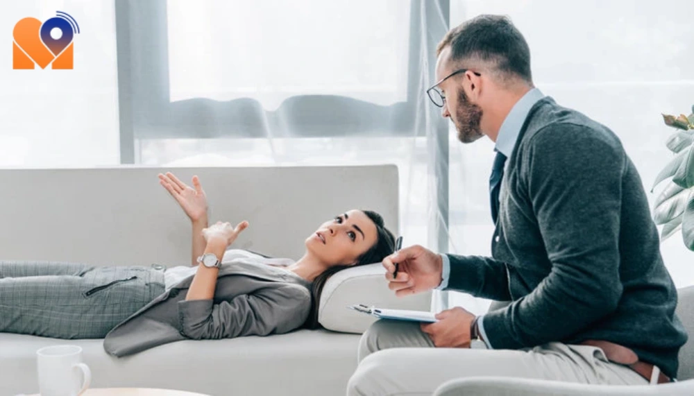 دکتر روانشناس در حال صحبت با بیمار